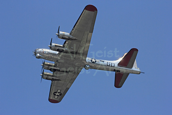 2012-07-04-0022 Vintage B17 Bomber Flys over Ludington July 4th Parade