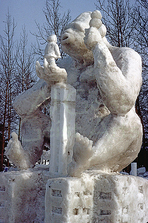 AK201-King Kong Snow Sculpture-Fur Rondy Festival